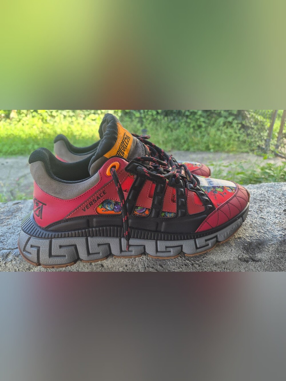 Mens Versace "TRIGRECA" Red & Black Patterned Runner Size 44 Used No Box